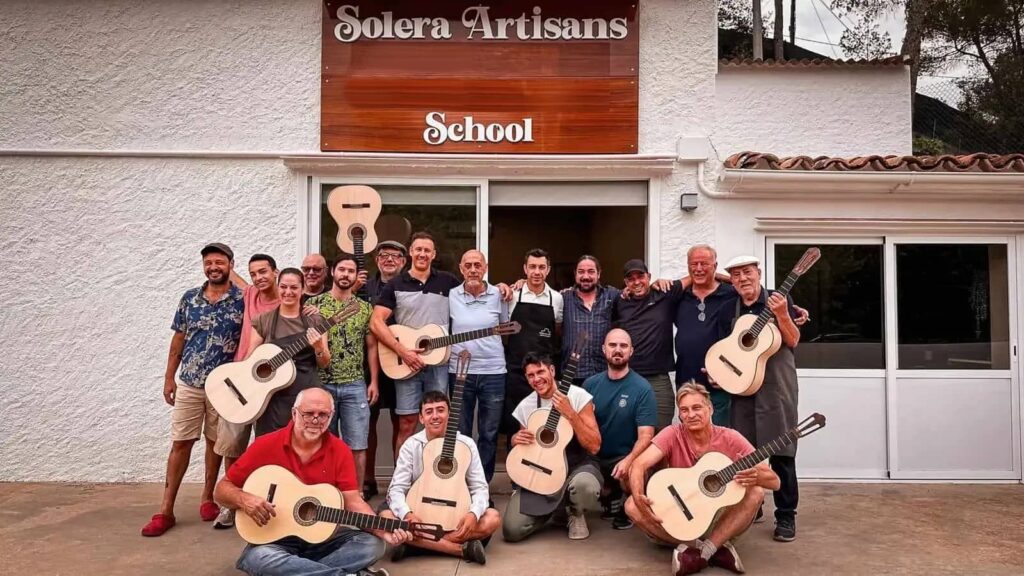 Construye tu propia guitarra española en la Escuela de Artesanos Solera